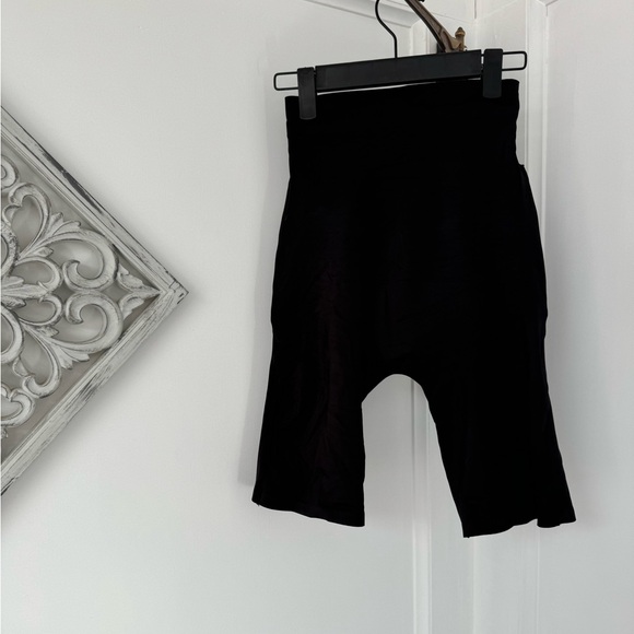 🏷️NWT- HeyShape - Shorts - Picture 1 of 6